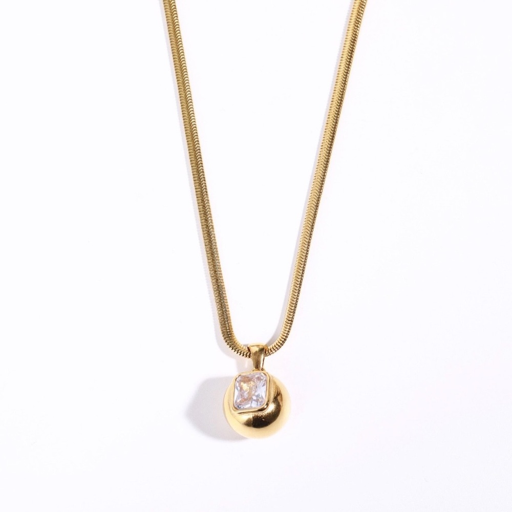 Elegant Gold Necklace with Crystal Pendant
Stainless Steel
